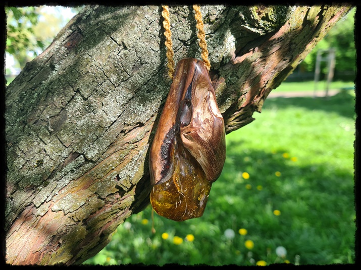 Wisior bursztyn w drewnie