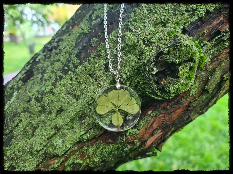 Wisior z czterolistną koniczyną