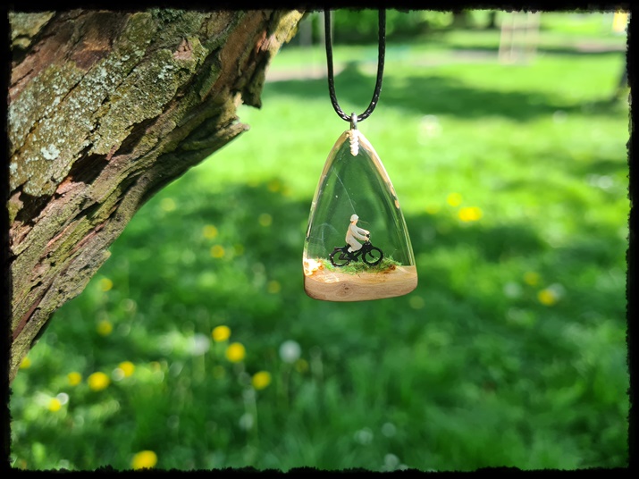 Wisior kropla z rowerzystką