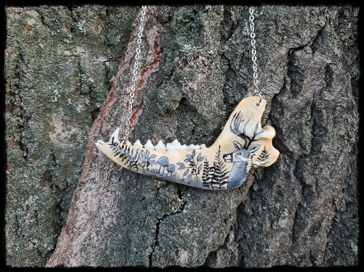 Naszyjnik z malowanej żuchwy szopa