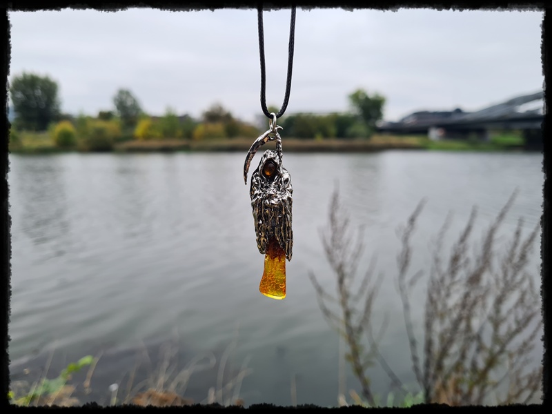 Wisior kostucha z bursztynem