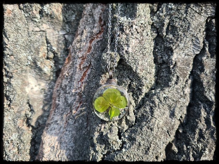 Wisior z czterolistną koniczyną