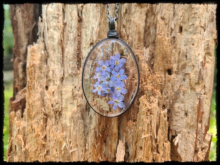 Wisior z niezapominajkami