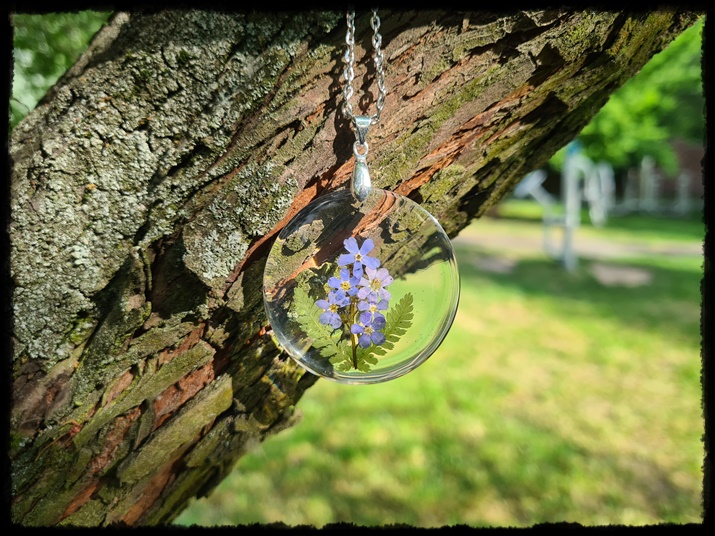 Wisior z niezapominajkami