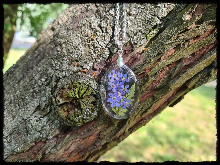 Wisior z niezapominajkami