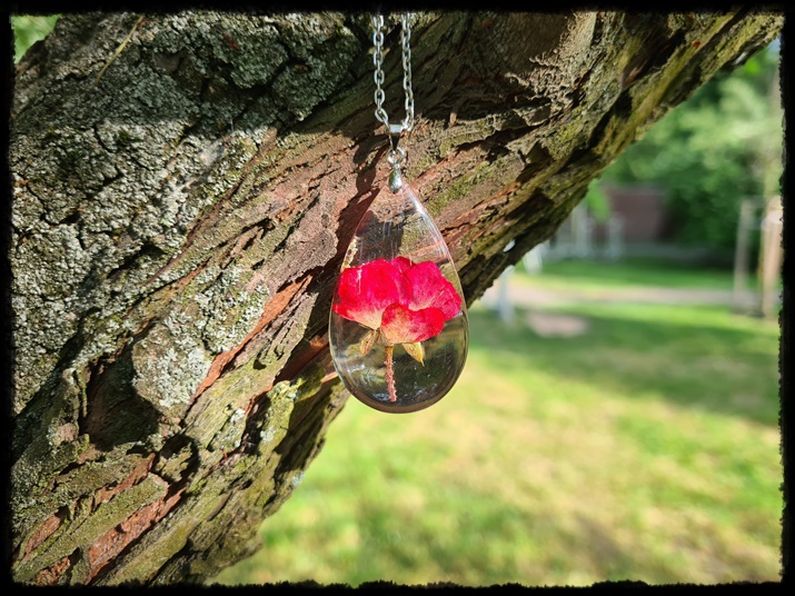 Wisior łezka z różą