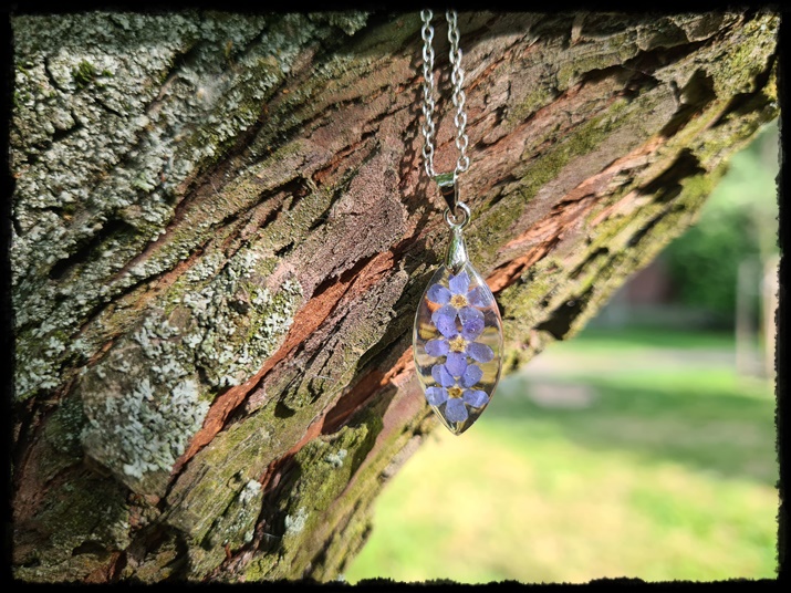 Wisior łezka z niezapominajką