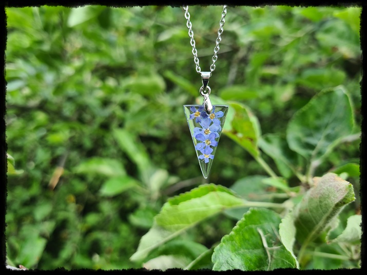 Wisior z niezapominajkami