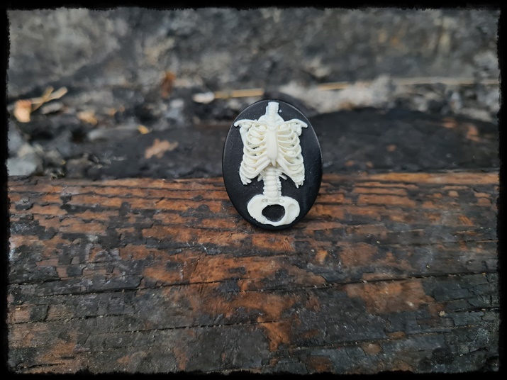 Pierścionek kamea koścista