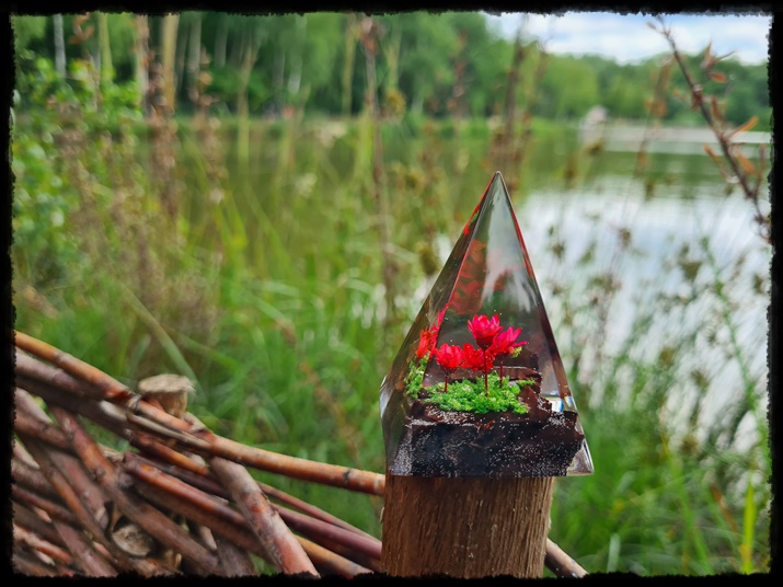 Przycisk do papieru piramidka z kwiatami