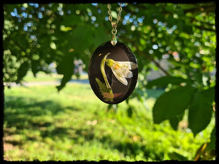 Wisior z przebiśniegiem