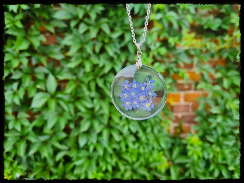 Wisior z niezapominajkami