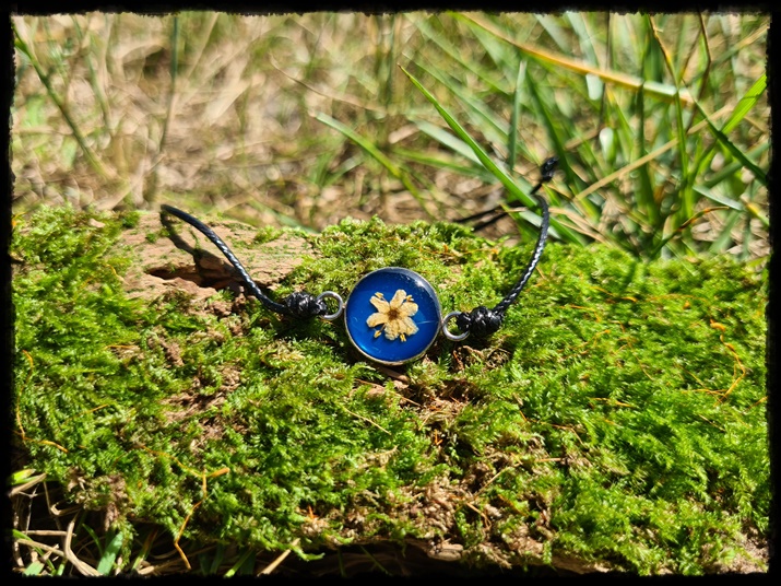 Bransoletka z kwiatem bzu