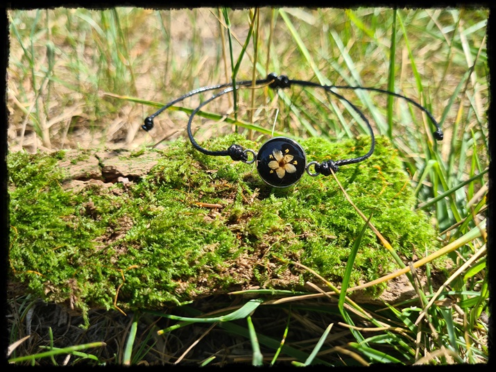 Bransoletka z kwiatem bzu