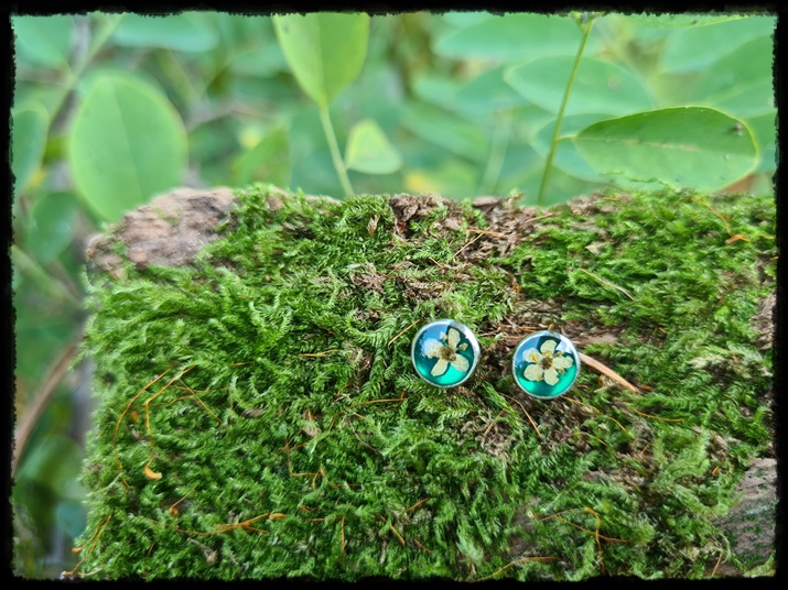 Kolczyki wkrętki z kwiatem bzu