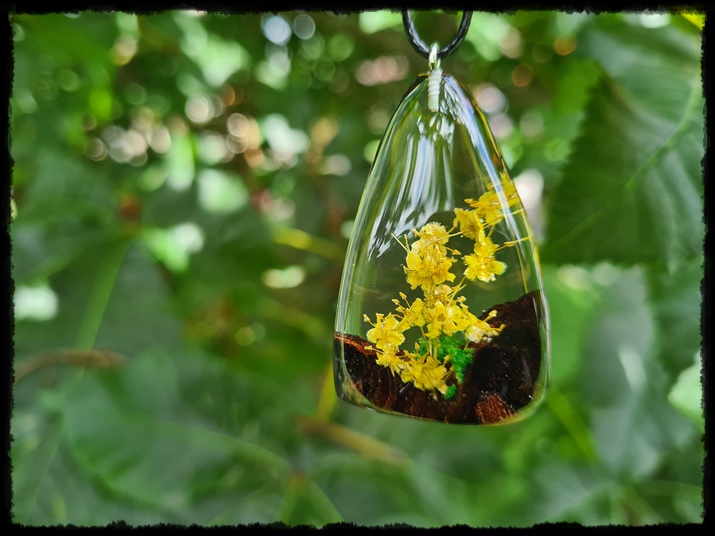 Wisior drewniana kropla z kwiatem bzu