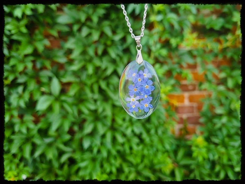 Wisior z niezapominajkami