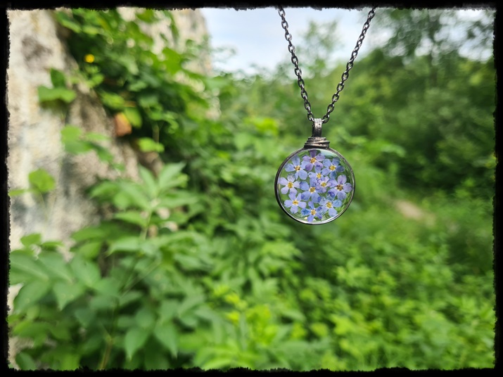 Wisior z niezapominajkami