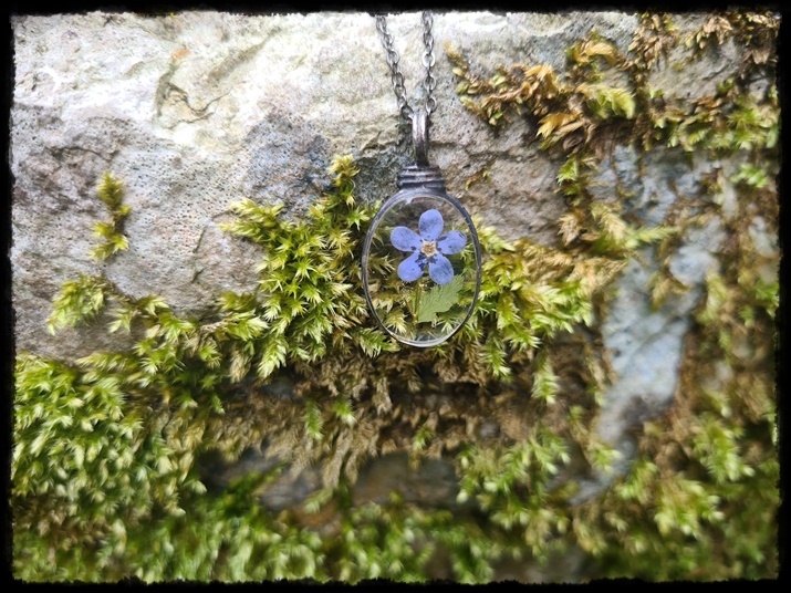 wisior z niezapominajką