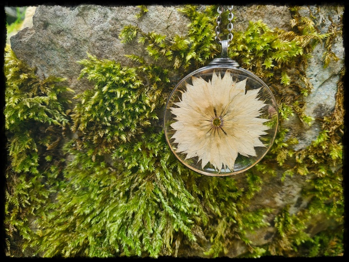 Wisior z kwiatem czarnuszki