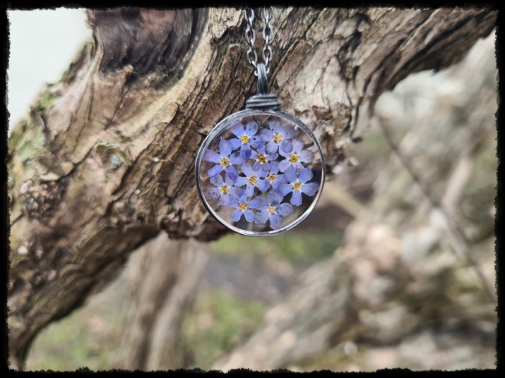 Wisior z niezapominajkami