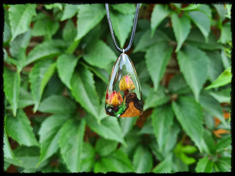 Wisior kropla z pąkiem róży