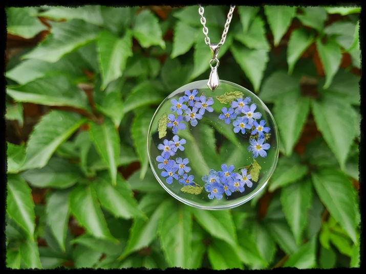 Wisior z niezapominajkami