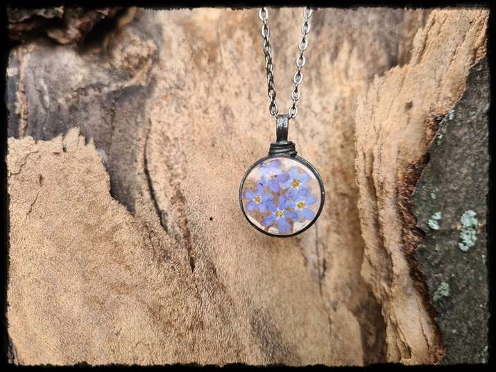 Wisior z niezapominajkami