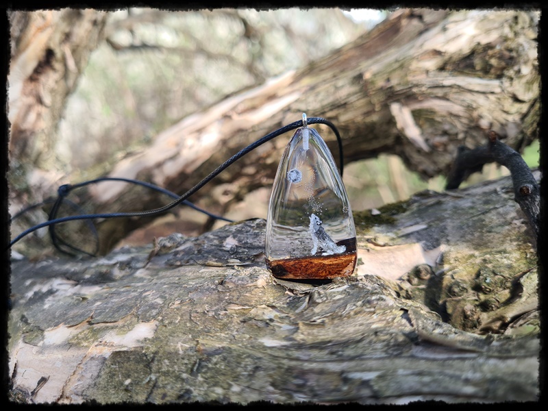 Wisior kropla z wilkiem