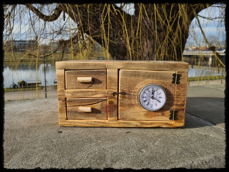 Szkatułka drewniana z zegarem