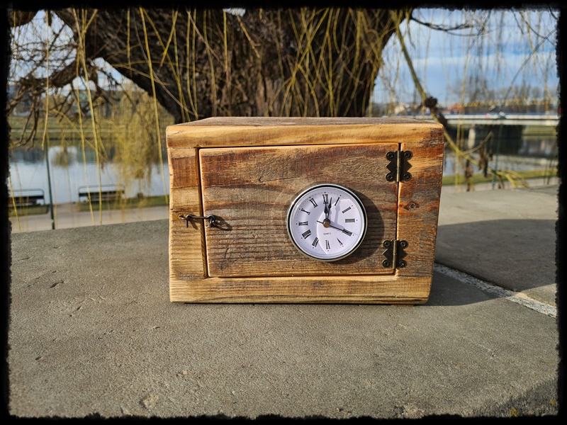 Szkatułka drewniana z zegarem