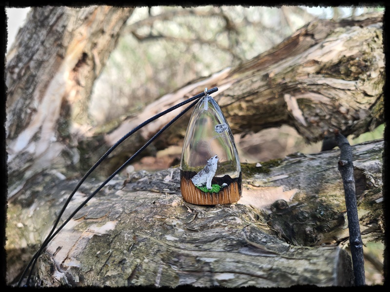 Wisior kropla z wilkiem