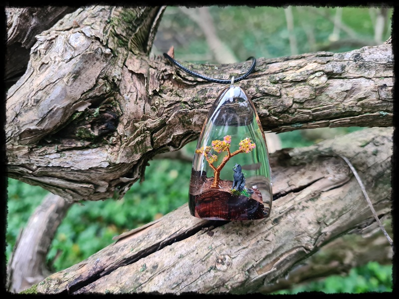 Wisior drewniana kropla z kotem