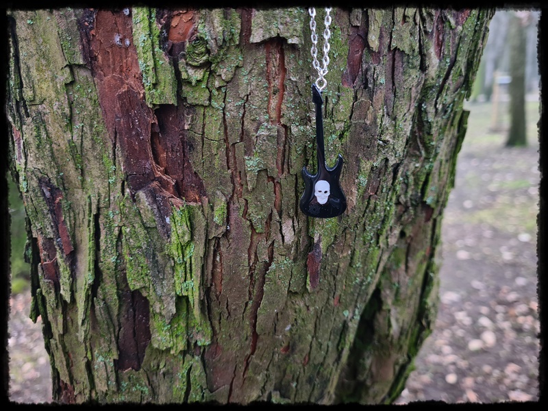 Wisior gitara z czaszką