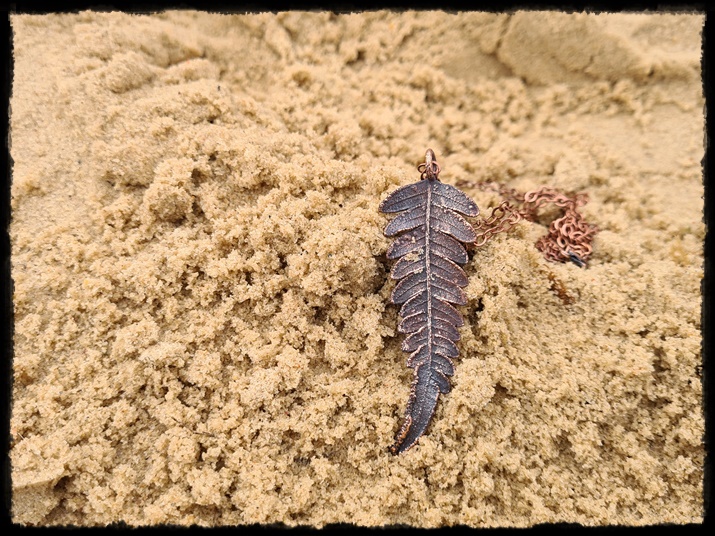 Wisior liść paproci w miedzi