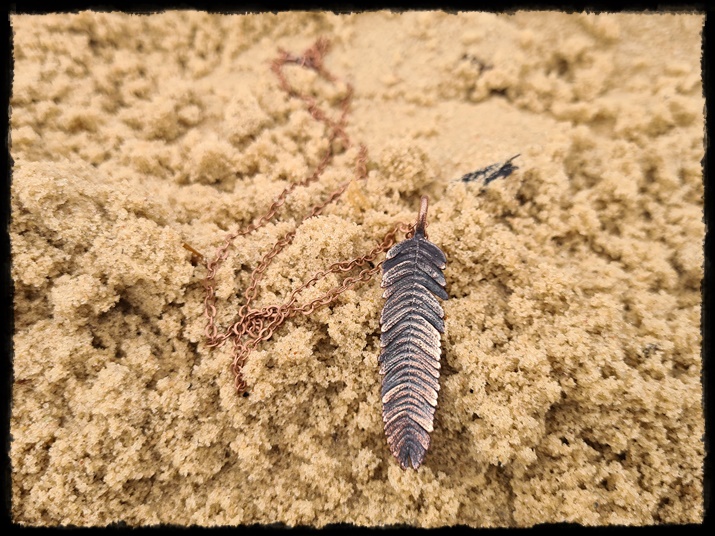 Wisior liść Calliandry w miedzi