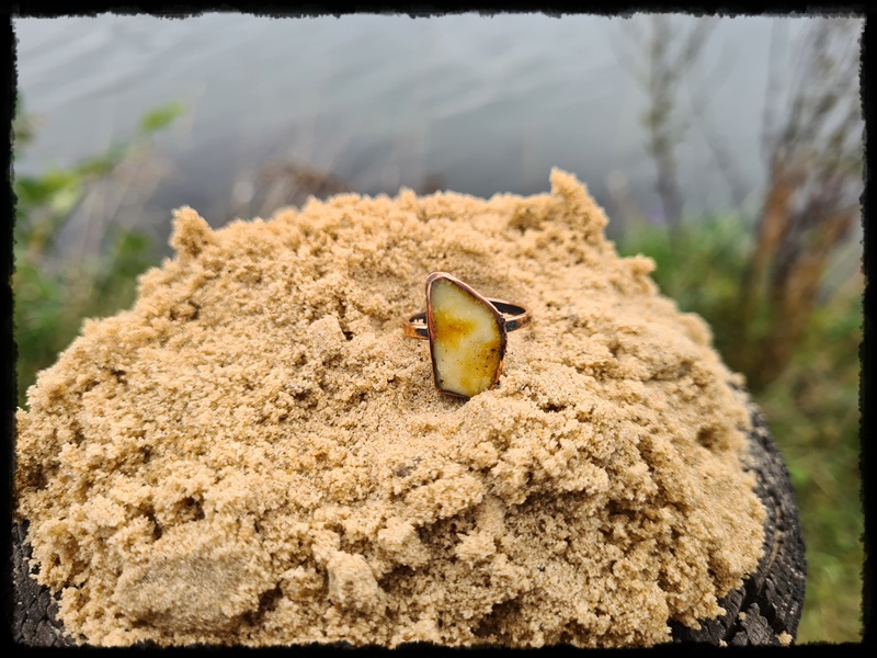 Pierścionek bursztyn w miedzi