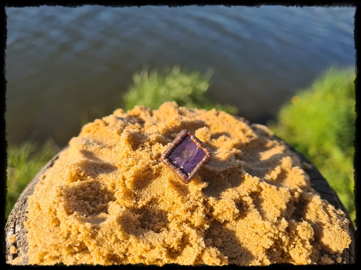 Pierścionek miedziany z czaroitem