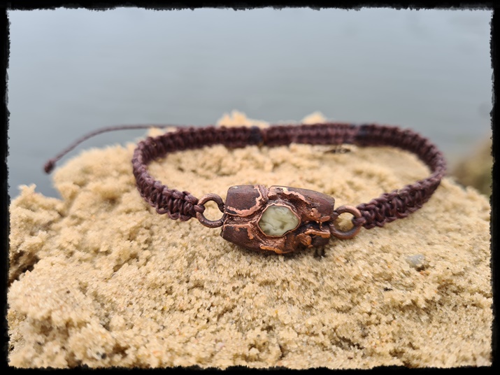 Bransoletka drewno z bursztynem na miedzi