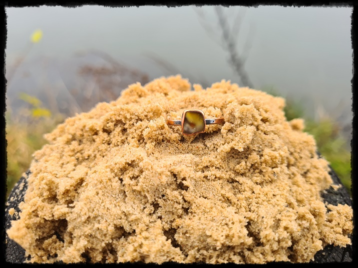 Pierścionek miedziany z bursztynem