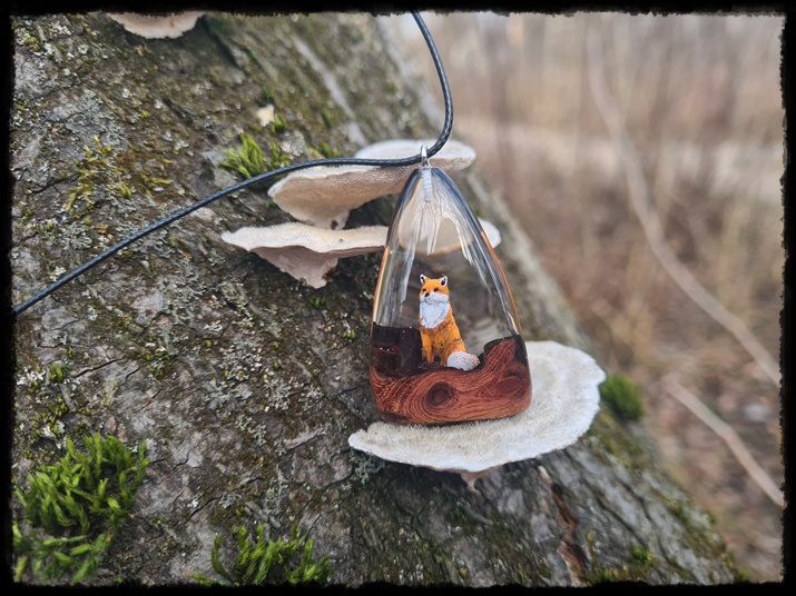 Wisior kropla z lisem