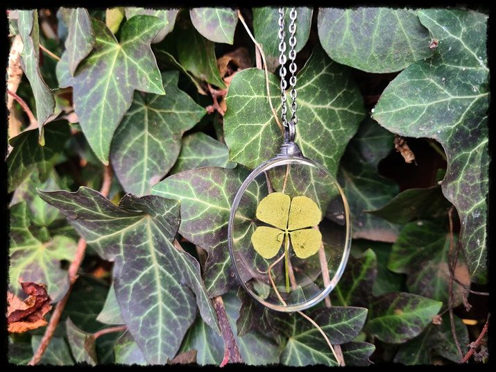 Wisior z czterolistną koniczyną