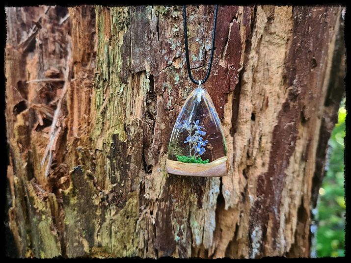 Wisior drewniana kropla z niezapominajkami