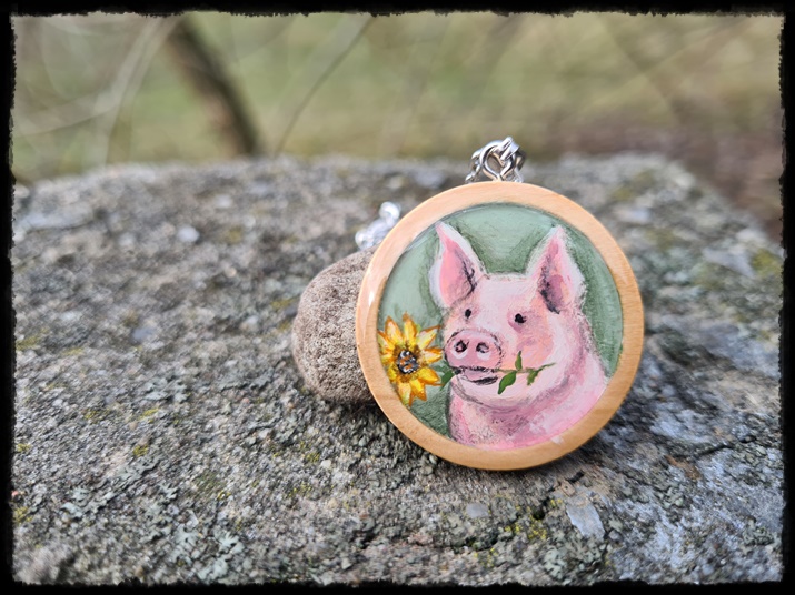 Wisior drewniany radosna świnka