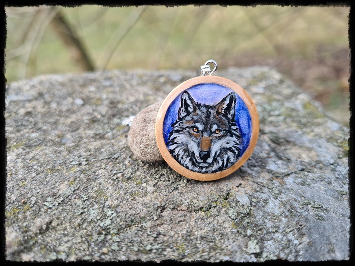 Wisior drewniany z wilkiem