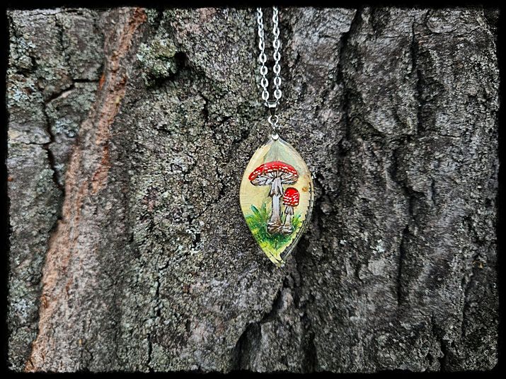 Wisior grzyby na liściu