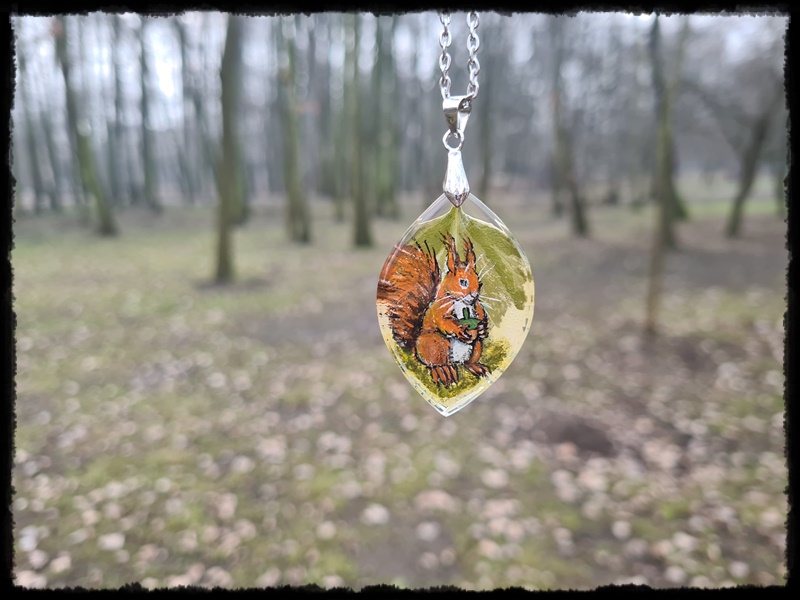 Wisior wiewiórka na liściu