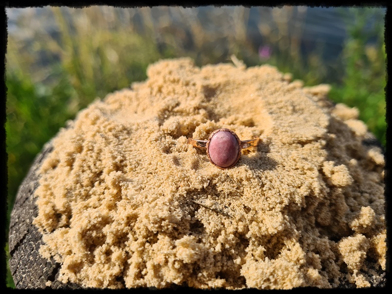 Pierścionek miedziany z rodonitem