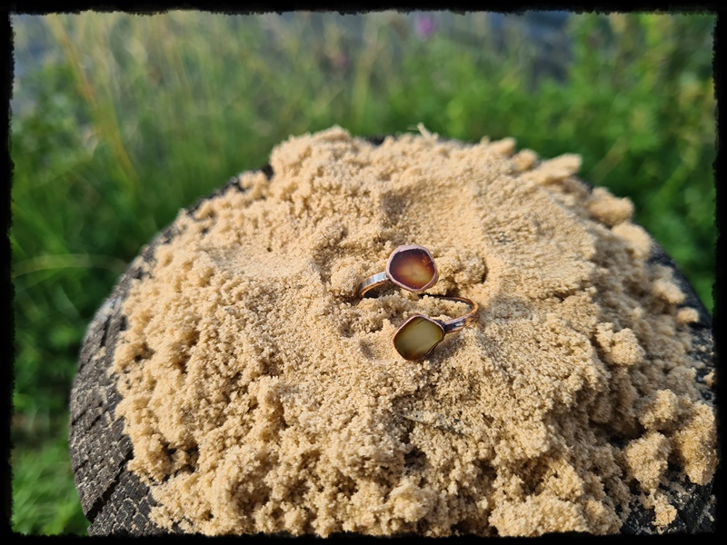 Pierścionek miedziany z bursztynem