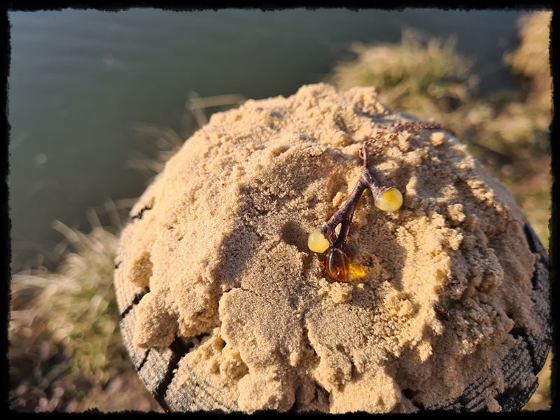 Wisior bursztynowa kiść w miedzi